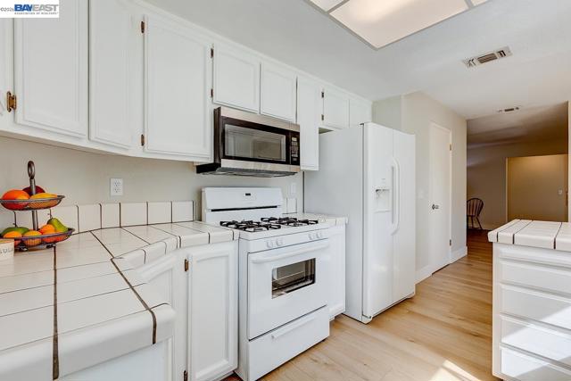 8524 Oak Harbour Ct, Fair Oaks CA: https://media.crmls.org/mediaz/60a9f972-2793-43e2-b76d-7bfd3466344a.jpg