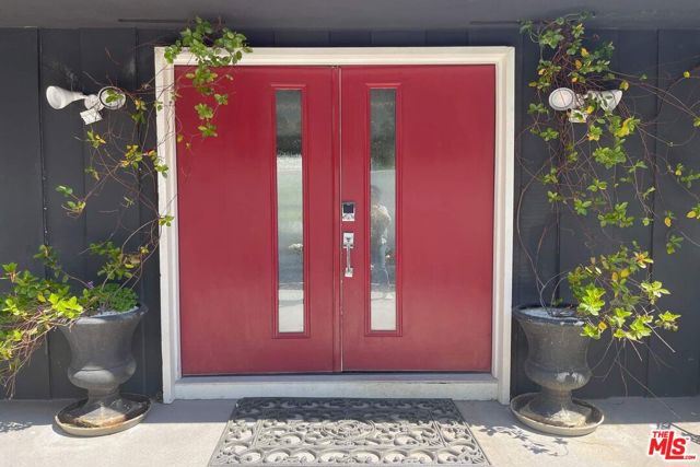 3200 Wrightwood Drive, Studio City CA: https://media.crmls.org/mediaz/60aa1a8c-e89b-4302-ac9a-3d34add1098f.jpg