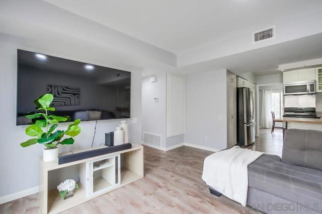 10565 Caminito Basswood, San Diego CA: https://media.crmls.org/mediaz/60aac406-d6d5-49a6-9aeb-663d0e0208cc.jpg