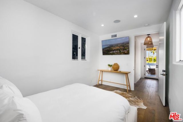 27405 Pacific Coast Highway, Malibu CA: https://media.crmls.org/mediaz/60ab2598-bfd4-45b9-981b-da7a0c05006d.jpg