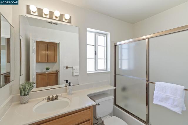 1015 Hidden Oak Ct, Concord CA: https://media.crmls.org/mediaz/60abf020-3cb2-4569-a780-65abe93fc9c5.jpg