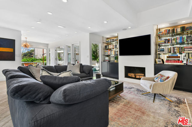 2137 Sunset Plaza Dr. photo 15