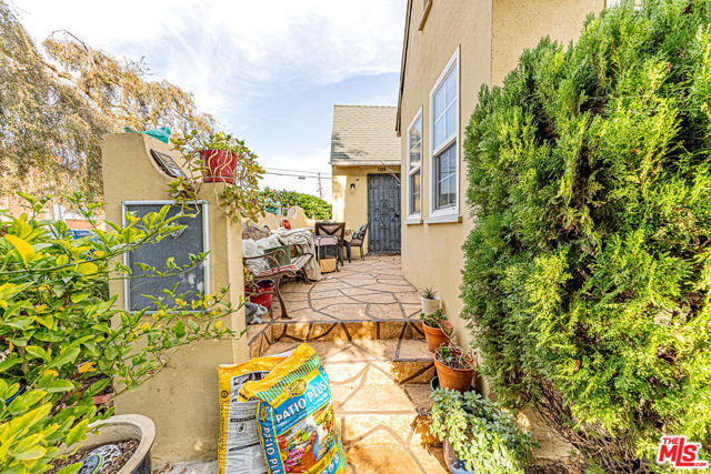 1618 S Burnside Avenue, Los Angeles CA: https://media.crmls.org/mediaz/60ac4921-8950-420d-b03f-05267db8621f.jpg