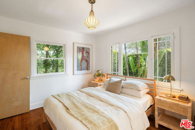 2311 Glencoe Avenue, Venice CA: https://media.crmls.org/mediaz/60ac9d79-016b-4d9f-a547-6604c47e6c02.jpg