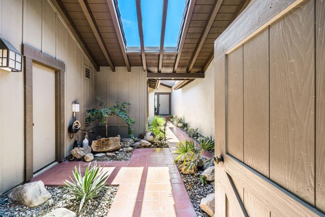 162 Lost River Drive, Palm Desert CA: https://media.crmls.org/mediaz/60add44a-847d-4629-8fa9-5e450a73dd0a.jpg