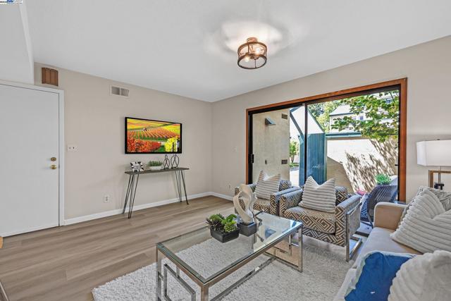 1014 Ironwood Rd, Alameda CA: https://media.crmls.org/mediaz/60ae30c9-cc63-47f3-8506-a6584145342a.jpg