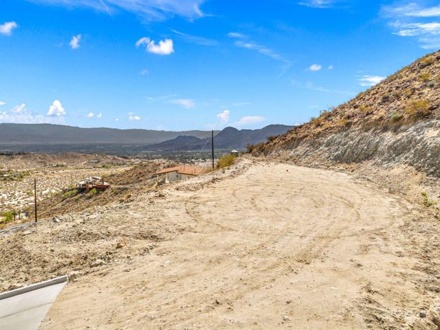 71105 Cholla Way, Palm Desert CA: https://media.crmls.org/mediaz/60ae47e4-d870-455a-ab3a-9cde9121b60a.jpg