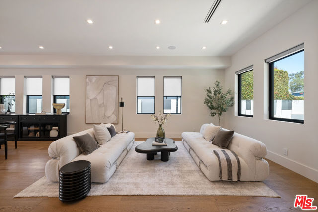 4299 Elmer Avenue, Studio City CA: https://media.crmls.org/mediaz/60ae6195-a17c-4dbd-a6cf-cd2124bc09b2.jpg