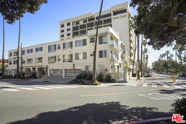 2101 Ocean Avenue, Santa Monica CA: https://media.crmls.org/mediaz/60ae9493-b900-4c02-921c-f03ce5868b7c.jpg