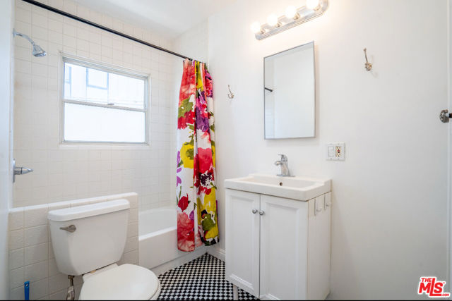1240 Lodi Place, Los Angeles CA: https://media.crmls.org/mediaz/60aeaa08-2157-456e-8ad4-760b1a282376.jpg