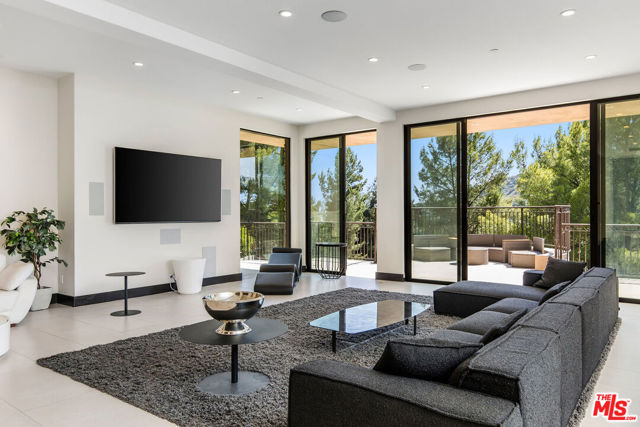 2175 Summitridge Drive, Beverly Hills CA: https://media.crmls.org/mediaz/60aee6dc-c889-476f-b4df-54cb70d6cec4.jpg