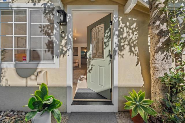 5242 Miles Avenue, Oakland CA: https://media.crmls.org/mediaz/60afb445-803d-4e60-a050-72d16d025f62.jpg