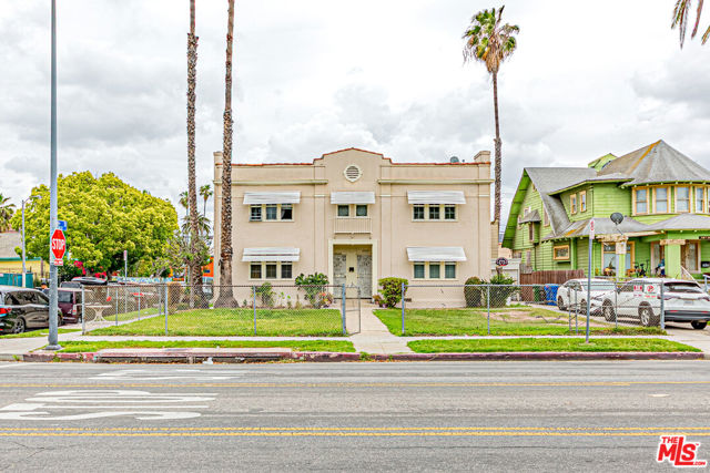 2460 W 18th Street, Los Angeles CA: https://media.crmls.org/mediaz/60afe9a4-3839-4a5a-bb06-52b6ead11e2e.jpg