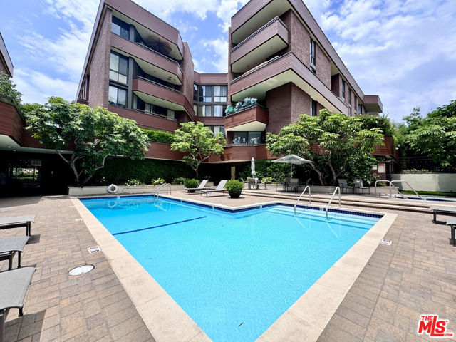 300 N Swall Drive, Beverly Hills CA: https://media.crmls.org/mediaz/60b09d90-8b2b-41d8-96ad-16b801a289f2.jpg