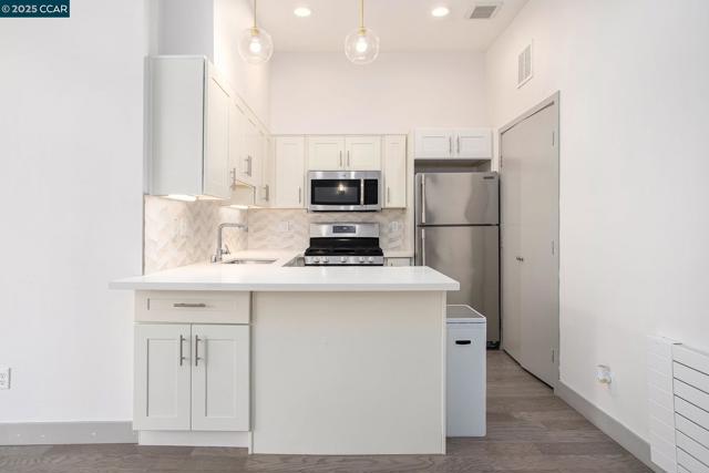 410 Webster St #1, Oakland CA: https://media.crmls.org/mediaz/60b0f655-7cbb-40f6-9dfa-4f4aa8af1dcb.jpg