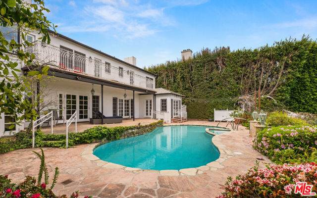 850 Birchwood Drive, Los Angeles CA: https://media.crmls.org/mediaz/60b1d54c-fb21-4a17-8f64-a6db32a0944a.jpg
