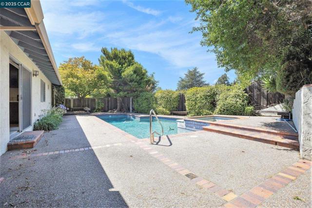 3323 Diablo Cir, Pinole CA: https://media.crmls.org/mediaz/60b1d8da-072a-47cd-b2cb-39f4aeffbcec.jpg