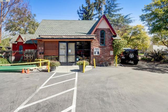 774 S 12th St, San Jose CA: https://media.crmls.org/mediaz/60b1ff4f-e139-4455-a2a8-09c7806d72e6.jpg