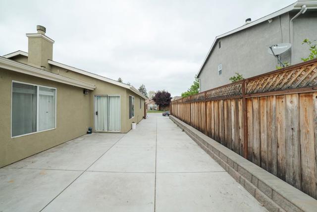 2351 Driftwood Court, Hollister CA: https://media.crmls.org/mediaz/60b37ed3-6ae1-41ae-94fa-6e843871047b.jpg