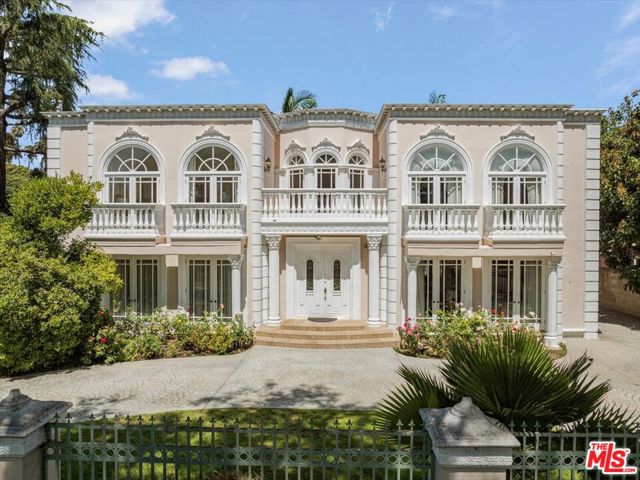 622 Roxbury Drive, Beverly Hills, California 90210, 5 Bedrooms Bedrooms, ,6 BathroomsBathrooms,Single Family Residence,For Sale,Roxbury,24428353