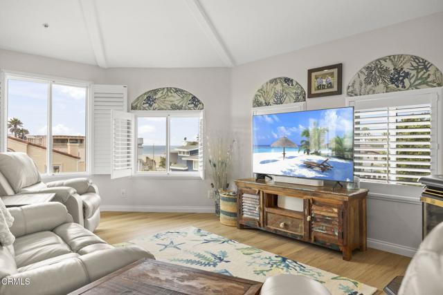 5270 W Wooley Road, Oxnard CA: https://media.crmls.org/mediaz/60b7bc37-8af0-4885-8b36-fba91535d338.jpg