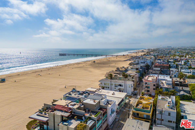 20 Ironsides Street, Marina del Rey CA: https://media.crmls.org/mediaz/60b8ac2d-6a43-45e2-aaa3-47052744483c.jpg