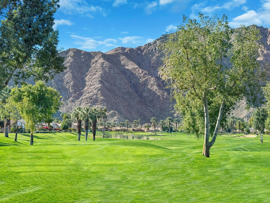 https://media.crmls.org/mediaz/60b8f122-c7df-4407-9c52-bb2c05625660.jpg?preset=X-Large