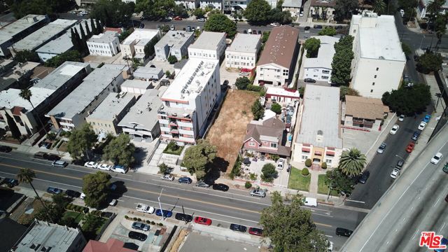 553 N Heliotrope Drive, Los Angeles CA: https://media.crmls.org/mediaz/60b8f751-6290-4a29-8efb-df0097713628.jpg
