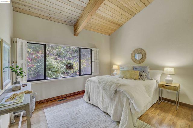33 Binnacle Hl, Oakland CA: https://media.crmls.org/mediaz/60b915f2-6334-4952-8fff-bb3bf0cad5cd.jpg