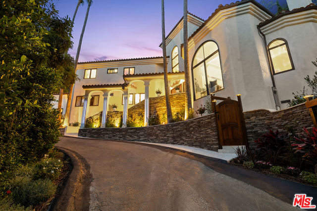 2468 Coldwater Canyon Drive, Beverly Hills CA: https://media.crmls.org/mediaz/60b9b7ae-24dc-4d65-9a43-e6de6f7761a7.jpg