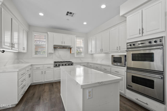2012 Keltic Lodge Drive, Oxnard CA: https://media.crmls.org/mediaz/60b9cea9-da42-49ae-9e57-8bc93aa9e8cf.jpg