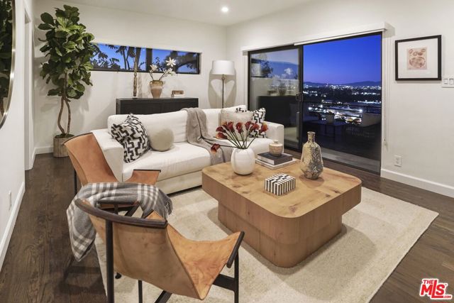 3838 Buena Park Drive, Studio City CA: https://media.crmls.org/mediaz/60ba1323-c815-48e3-89f0-2a20ad1da2cf.jpg