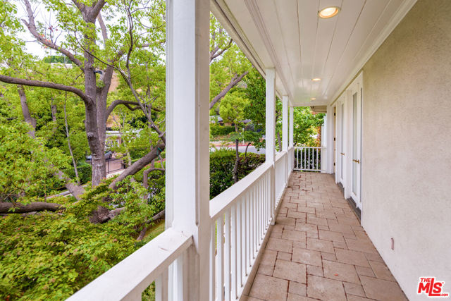1290 Sunset Plaza Drive, Los Angeles CA: https://media.crmls.org/mediaz/60babe65-8ce1-470e-af9c-a9ba85a172c6.jpg