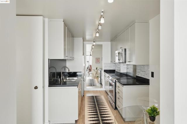 565 Bellevue Ave, Oakland CA: https://media.crmls.org/mediaz/60bb27d5-ad56-4ec8-9791-710a890d4c9f.jpg
