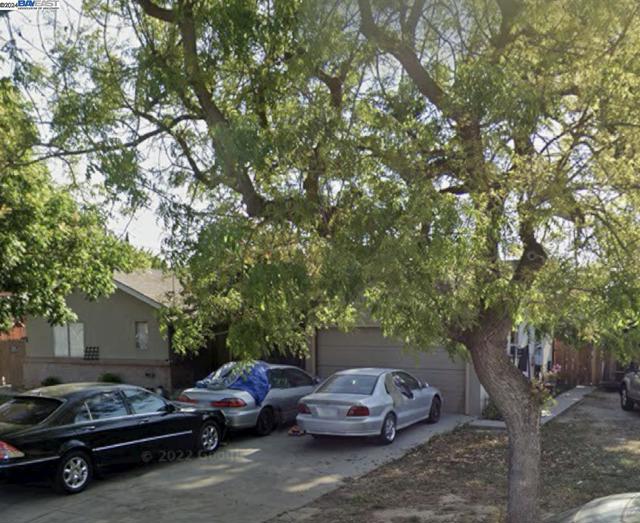 710 S Emerald Ave, Modesto CA: https://media.crmls.org/mediaz/60bb6bcf-bcd5-4b69-9b57-2a8fc551f714.jpg