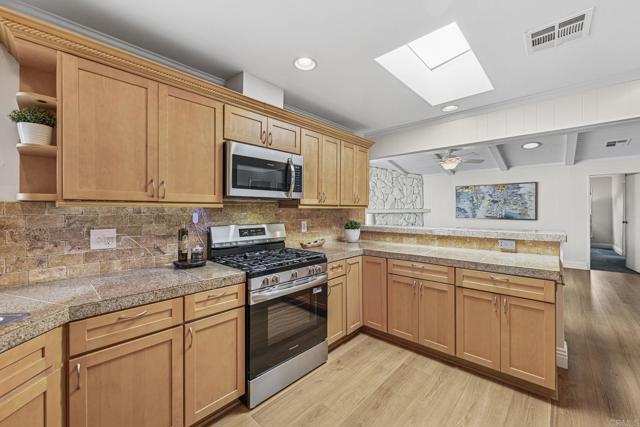 Detail Gallery Image 10 of 58 For 631 via Costa Rica, Vista,  CA 92081 - 2 Beds | 2 Baths