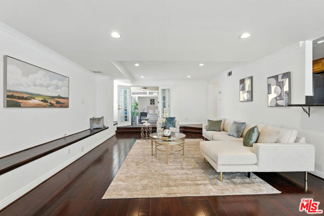321 N Oakhurst Drive, Beverly Hills CA: https://media.crmls.org/mediaz/60bbdd6a-8bf2-4870-92b5-389bf64c8abd.jpg