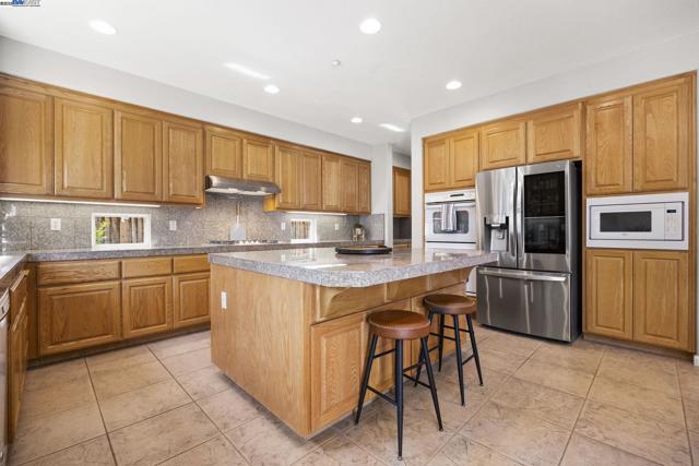 1037 Lexington Way, Livermore CA: https://media.crmls.org/mediaz/60bc4054-b7ca-4bc7-b846-e5d0324442c2.jpg