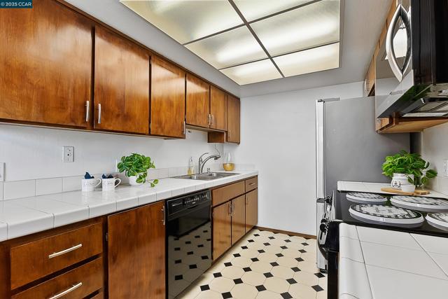 1383 Hull Ln, Martinez CA: https://media.crmls.org/mediaz/60bd58ae-7724-40e6-bc0e-32b6d4e79688.jpg