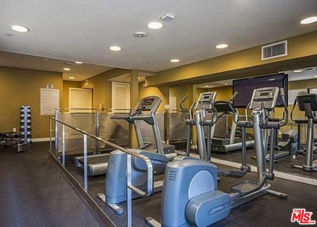 7320 Hawthorn Avenue, Los Angeles CA: https://media.crmls.org/mediaz/60bd7b65-dc10-45dd-84eb-04091194a8f5.jpg