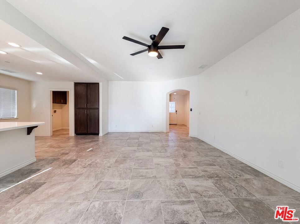 https://media.crmls.org/mediaz/60bddbf3-b3f7-4082-ada2-ef9973456af1.jpg?preset=X-Large