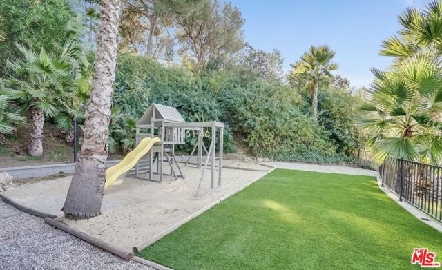 15851 Mulholland Place, Los Angeles CA: https://media.crmls.org/mediaz/60be6e66-b671-4402-b5d2-628b0273e3aa.jpg