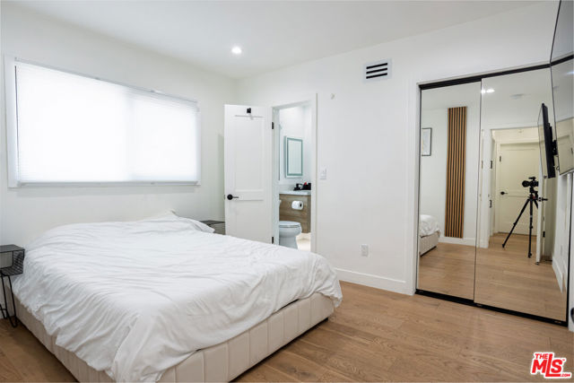 6610 Farralone Avenue, Woodland Hills CA: https://media.crmls.org/mediaz/60be8ac8-e642-4647-b1ef-fd1d6a136fe2.jpg