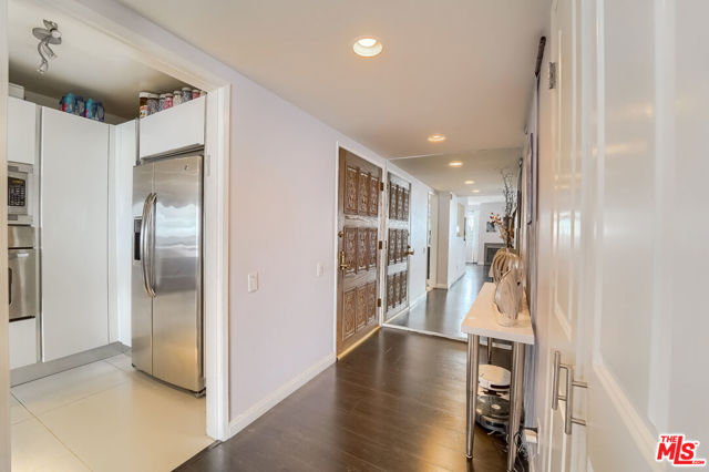 910 S HOLT Avenue, Los Angeles CA: https://media.crmls.org/mediaz/60be8ddf-4429-4f70-bd13-2ada77a00998.jpg