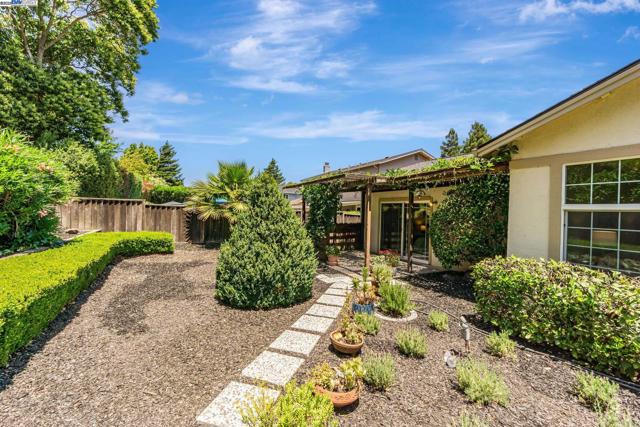 36 Barcelona Ct, Danville CA: https://media.crmls.org/mediaz/60be995b-053d-42ed-98ee-7af9715eb45e.jpg
