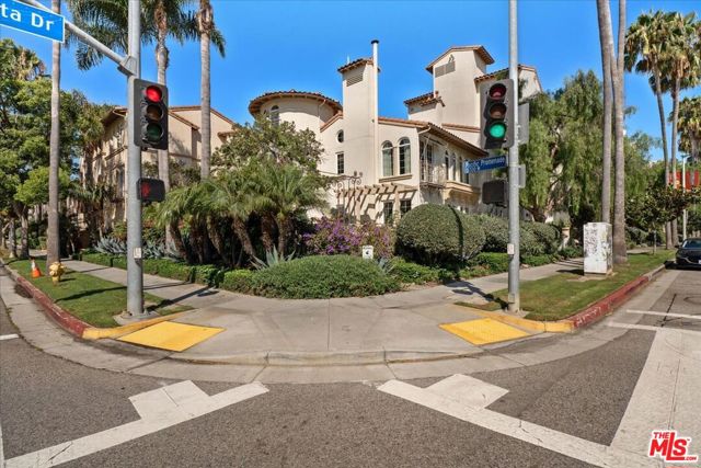 5935 Playa Vista Drive, Playa Vista CA: https://media.crmls.org/mediaz/60bedf1d-451f-47b6-8a67-98c9e58d355e.jpg