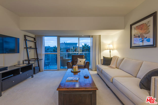 13700 MARINA POINTE Drive, Marina del Rey CA: https://media.crmls.org/mediaz/60bf0fd1-0584-4d91-a4a8-7771e30e72ba.jpg