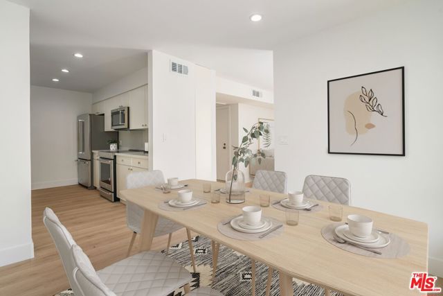 406 N Oakhurst Drive, Beverly Hills CA: https://media.crmls.org/mediaz/60bf2283-41f0-4e0a-b548-8074a00e2c43.jpg