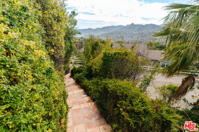 2865 Marquette Drive, Topanga CA: https://media.crmls.org/mediaz/60bf7f3b-5b53-4aa6-8f39-2d6c3cf32317.jpg