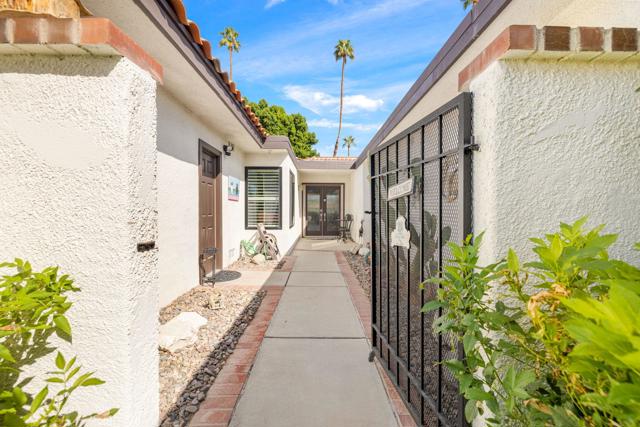 44 San Sebastian Drive, Rancho Mirage CA: https://media.crmls.org/mediaz/60bf80f6-58f3-4d0c-a0b3-c4ed22aaa341.jpg